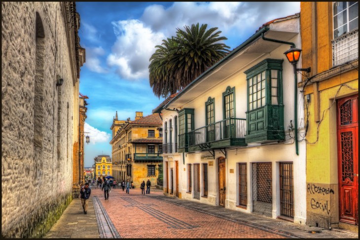 personas caminando por las calles de Colombia 