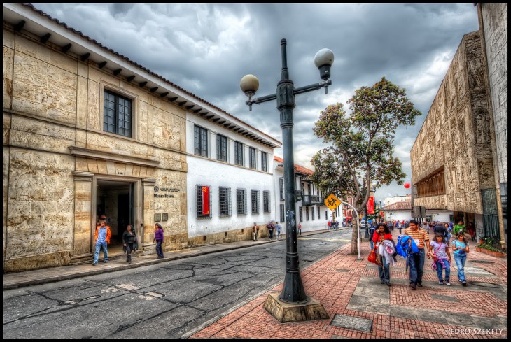 personas caminando por una de las calles de Bogotá, Colombia 