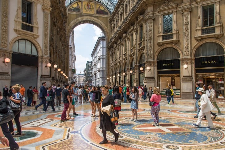 personas caminando en las calles de Milán en Italia 