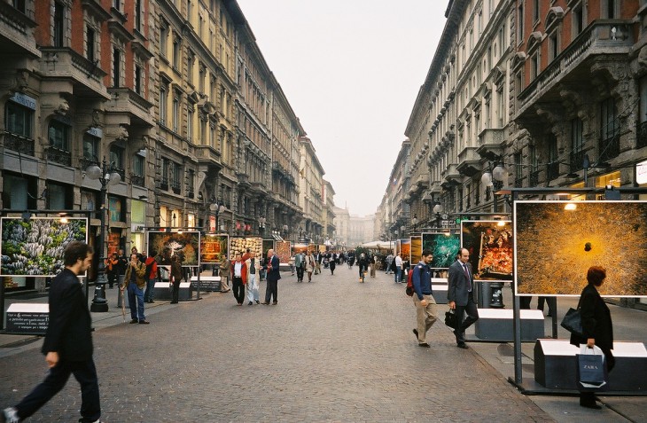 personas cruzando las calles en Milán, Italia