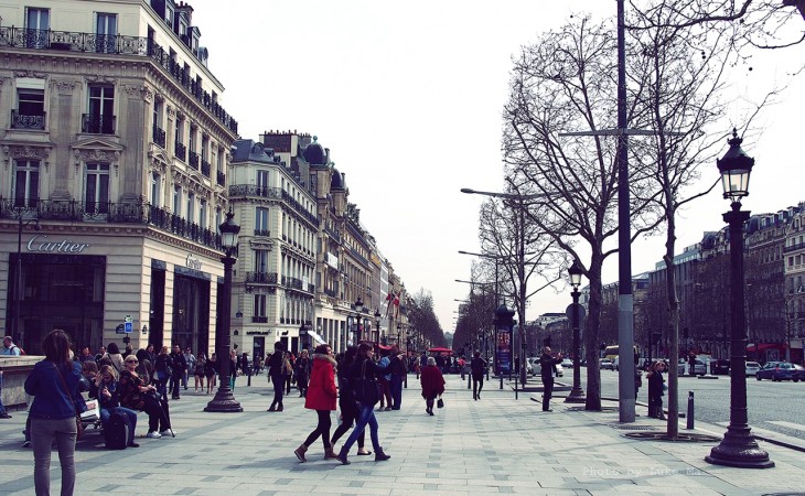 personas caminando por una de las calles de París, Francia 