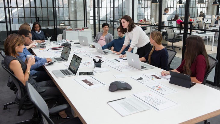 Escena de la película donde están en una mesa de trabajo planificando y organizando 