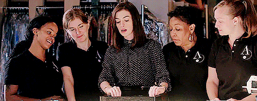 gif de la actriz Anne Hathaway mostrando a cuatro chicas como usar algo 