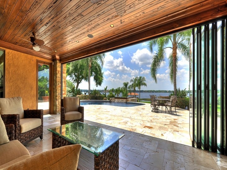 sala de una casa con una increíble vista al mar 