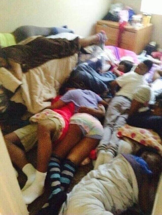 Muchos niños acostados en el suelo en una habitación 