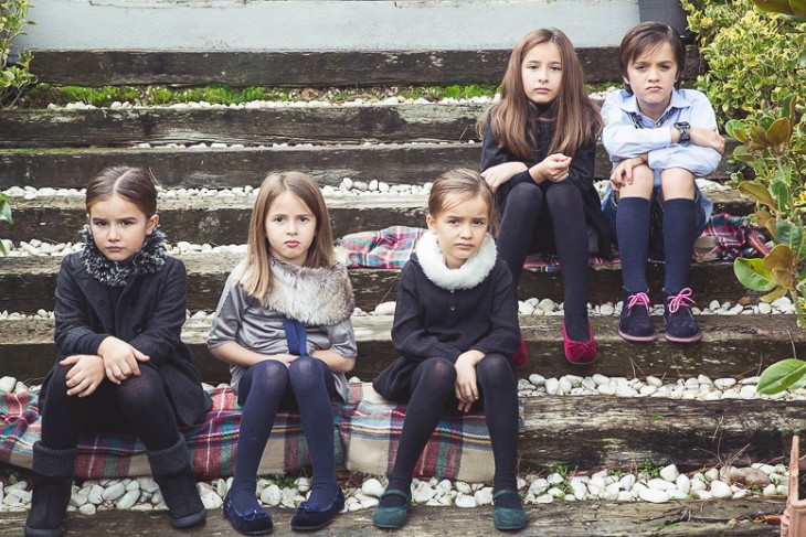 fotografía de cinco niñas sentadas en unos escalones 