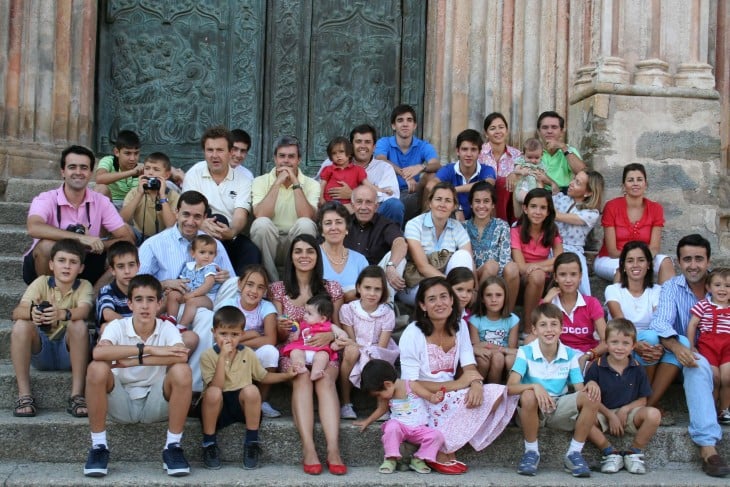 Fotografía familiar de primos con hijos y hermanos 