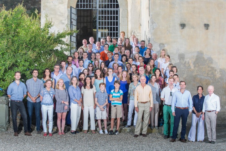 Fotografía familiar de una familia con muchos integrantes 