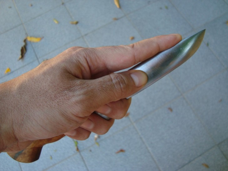 hombre con un cuchillo en la mano 