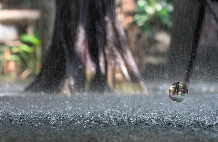 Imagen de la lluvia cayendo sobre el suelo 