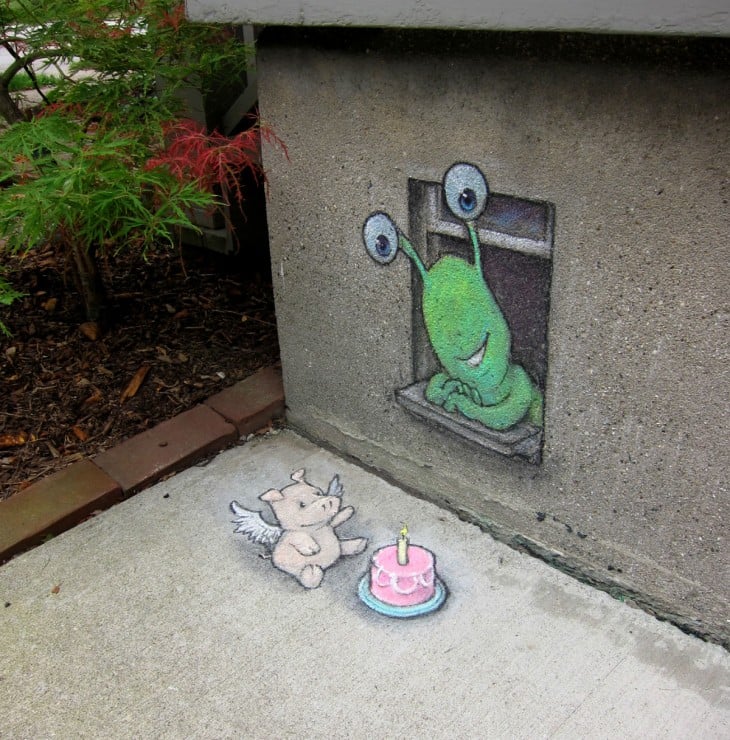 dibujos hechos con tiza interactuando con una banqueta y una pared a cargo de David Zinn 