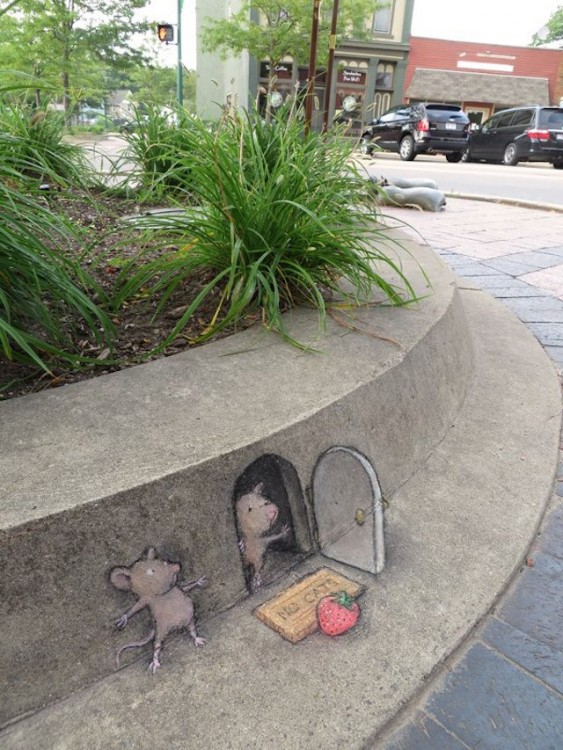 David Zinn creo un dibujo de tiza de un ratón saliendo de una casa mientras otro se le esconde 