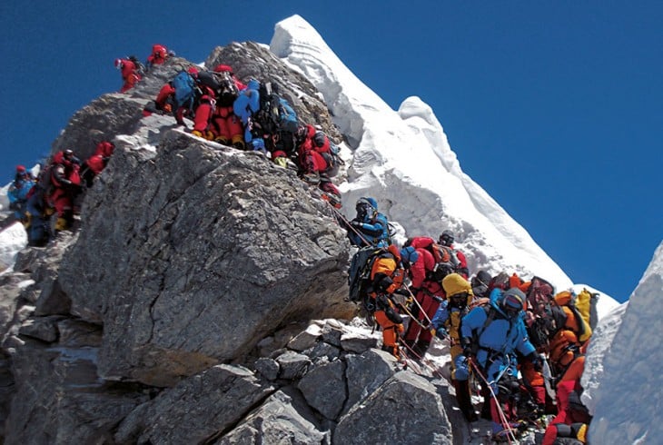 miles de personas subiendo en la montaña de Everest