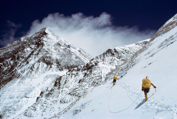 dos personas escalando la montaña del Everest