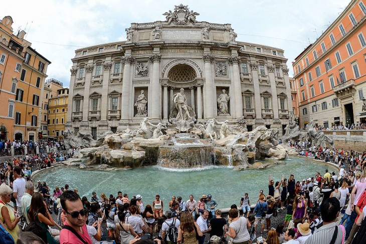 Fuente de Trevi llena de turistas