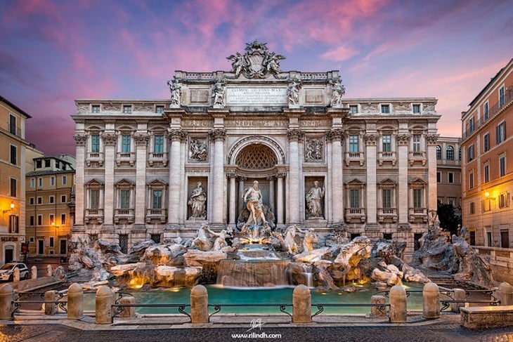 Espectacular vista de la fuente de Trevi en Roma