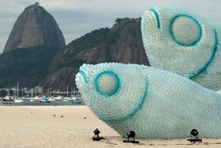 Esculturas hechas con botellas de plástico en forma de peces ubicadas en Río de Janeiro, Brasil 