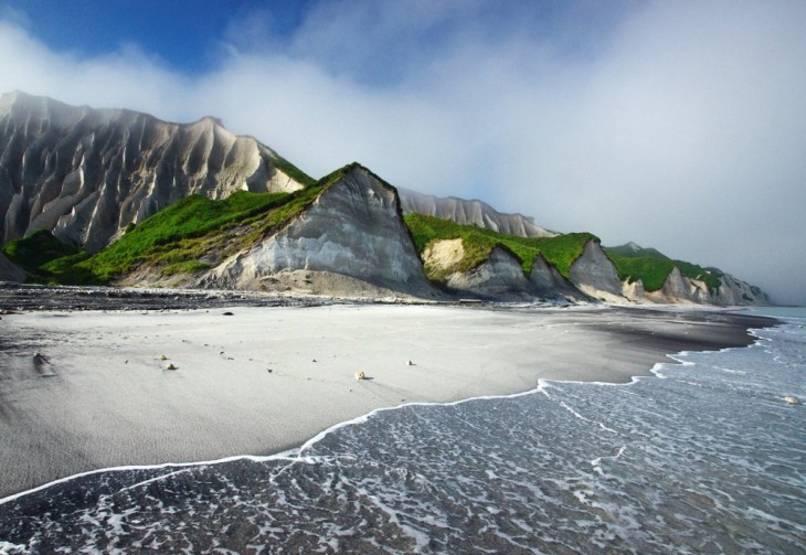 fotografía de los acantilados blancos en la Isla Iturup, Rusia