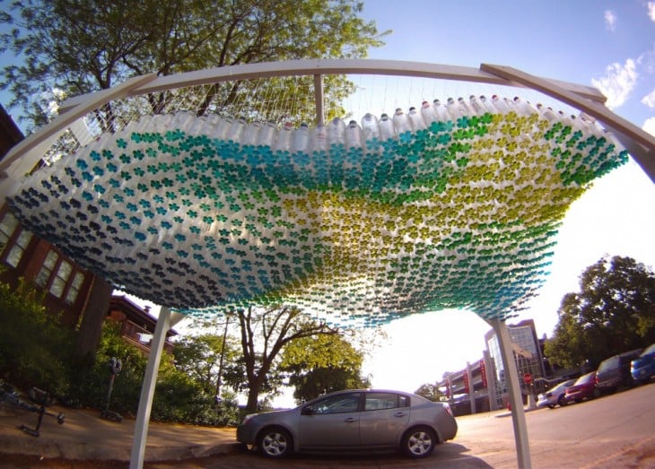 techo hecho con botellas de plástico sobre un coche en Estados Unidos 