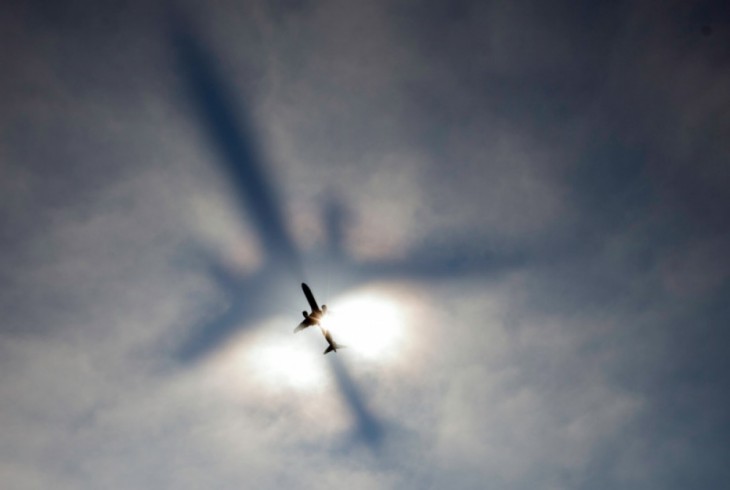 sobra de un avión en una capa de niebla en el cielo 