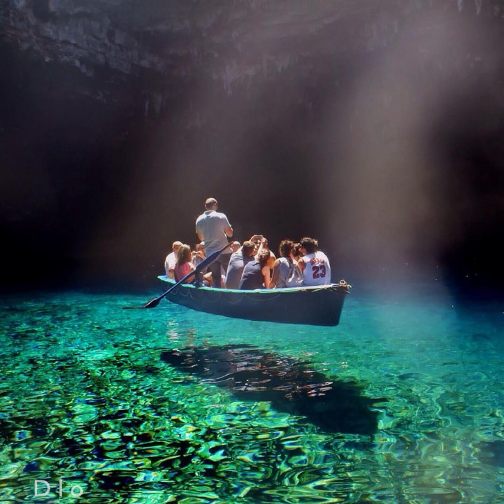 Personas sobre el lago de agua pura en Grecia