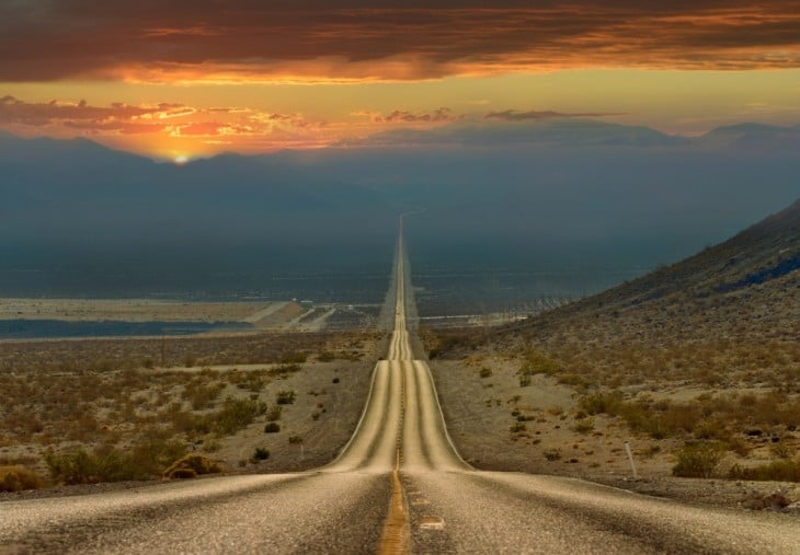 Fotografía de un camino tomada desde el valle de la muerte en Estados Unidos 