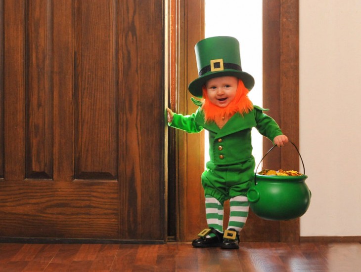 Rockwell bebé de 6 meses disfrazado de un divertido Leprechaun 