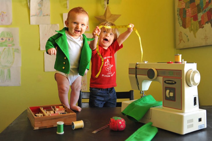 niños jugando con algunas cosas de costura y una máquina de coser 