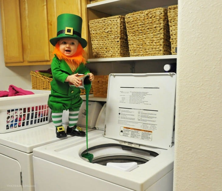 bebe disfrazado de leprechaun derramando pintura dentro de la lavadora 