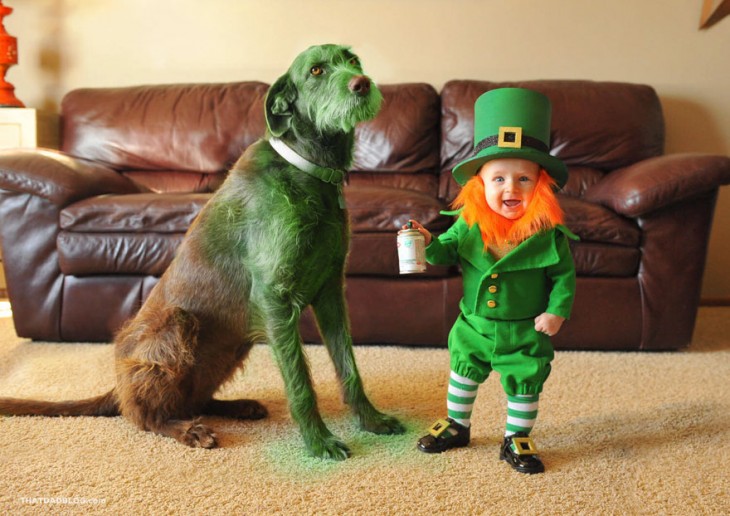 bebé disfrazado de leprechaun pintando a su perro en la sala de su casa 