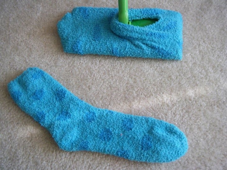 calcetines viejos reutilizados como trapeadores de piso 