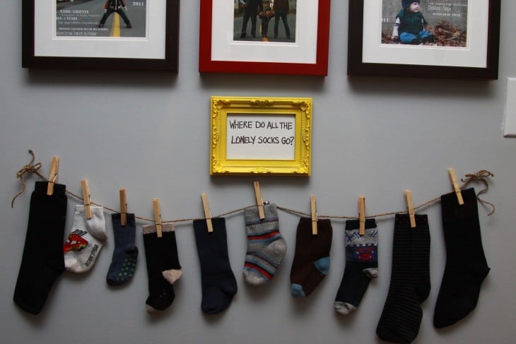 calcetines sin par colgados en la pared de una casa 