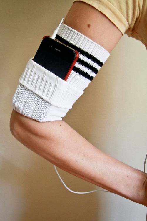 calcetín reutilizado como un soporte de celular para el brazo 