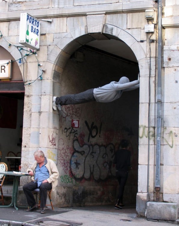 escultura sobre el arco de un pasadiso en una calle 