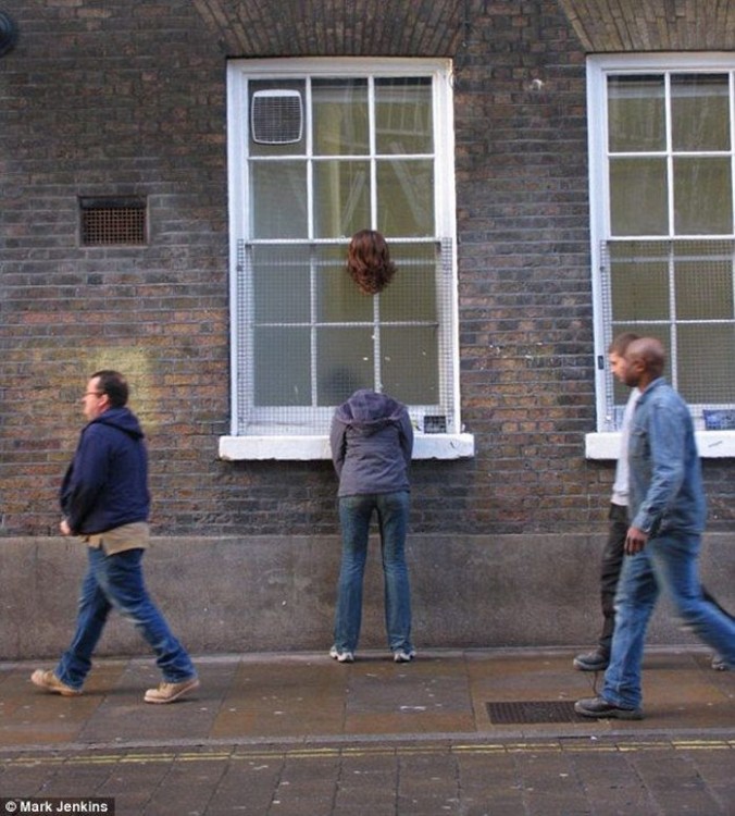 escultura de Mark Jenkins cerca de una ventana 