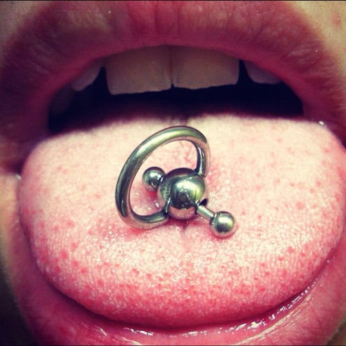 lengua de una persona con un piercing 
