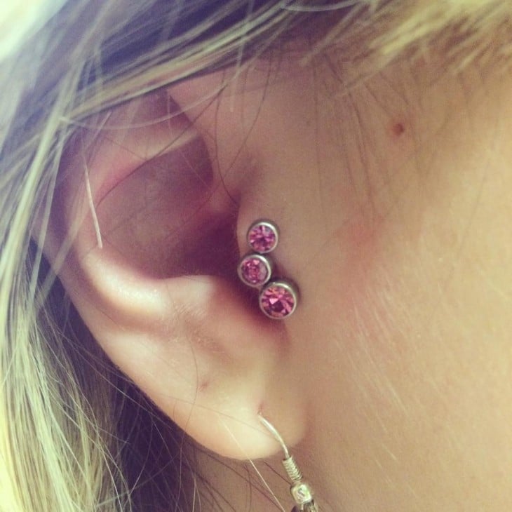 piercing rosas en la oreja de una chica 