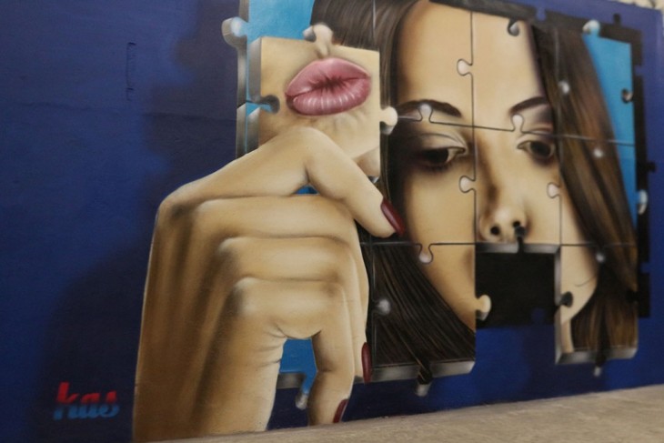 cara de una mujer de rompecabezas pintada en un mural en Bruselas, Bélgica 