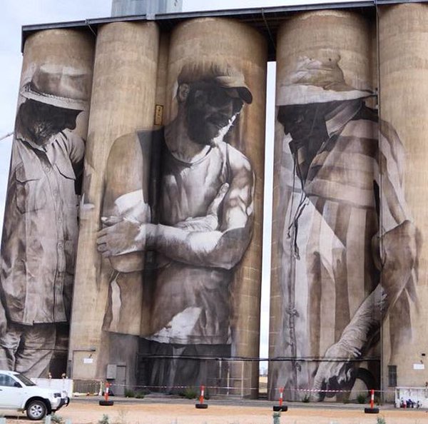 mural con 3 hombres pintados en Australia por Guido Van Helten 