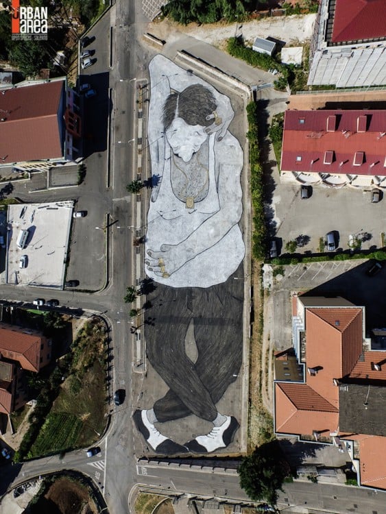 arte callejero del cuerpo de un hombre sobre el suelo en Salerno, Italia 