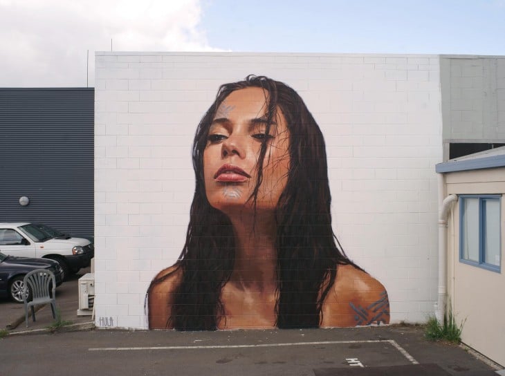 obra de arte en la forma de una chica en una pared de Nueva Zelanda 
