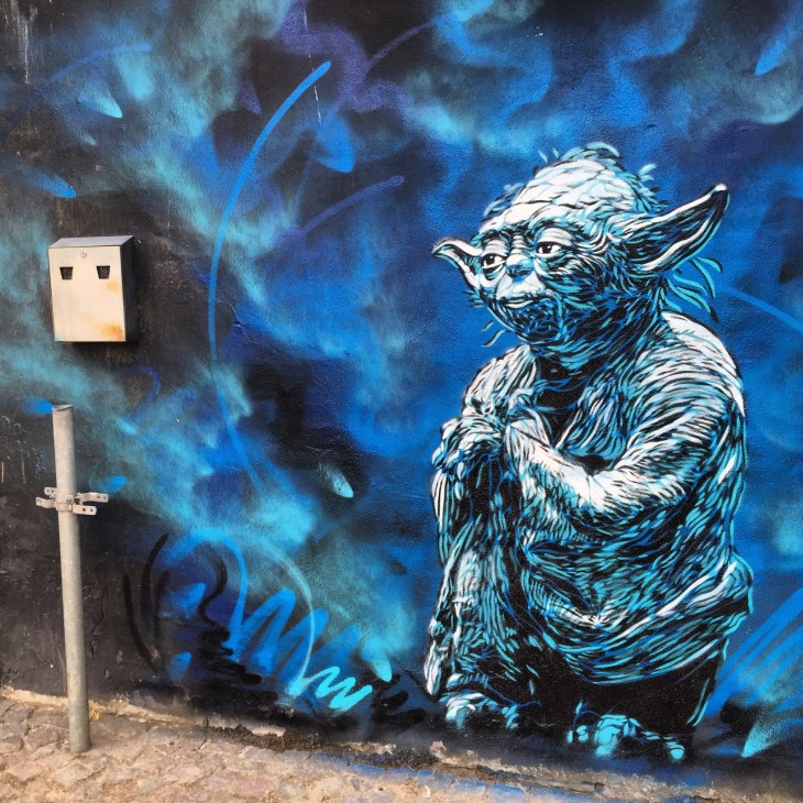 arte callejero de Yoda de Star wars en una pared en Horsens, Dinamarca