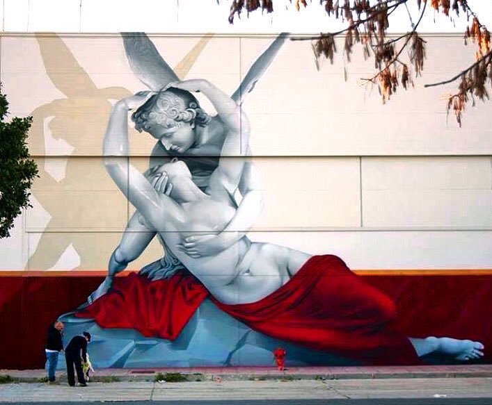 obra de arte callejera de dos ángeles abrazados en España 