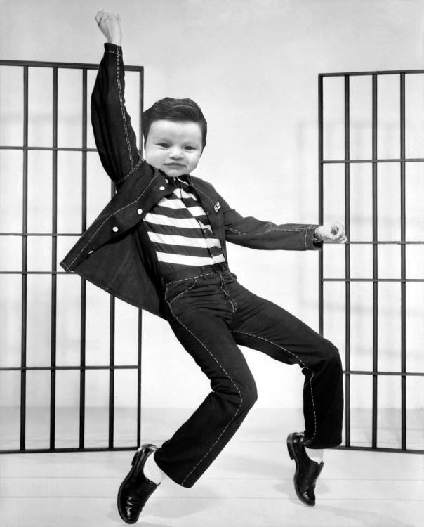 elvis presley bailando el rock de la cárcel con la cara de la bebé con mucho cabello 