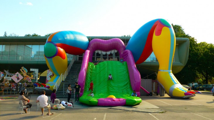 resbaladilla inflable de piernas de mujer