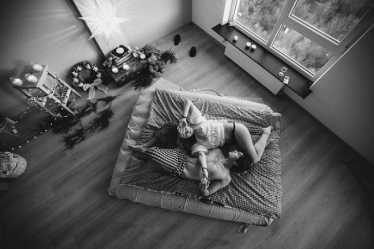 fotografía de una pareja acostada en el piso de una habitación 