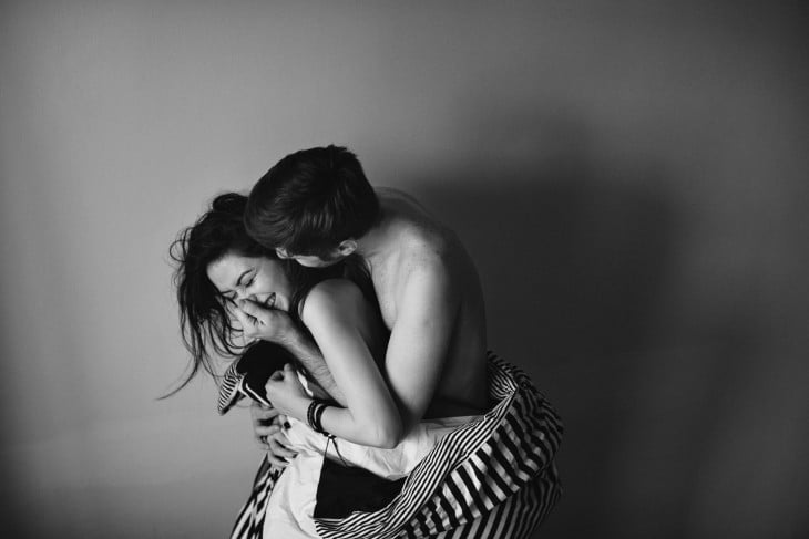 fotografía de una pareja abrazándose 