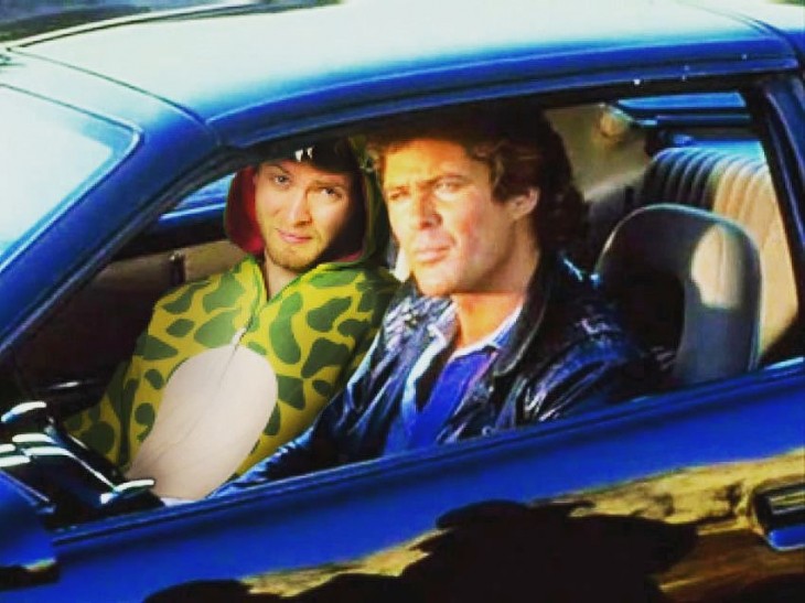 photoshop del chico vestido de dinosaurio a lado de Mike el chico del auto increíble 