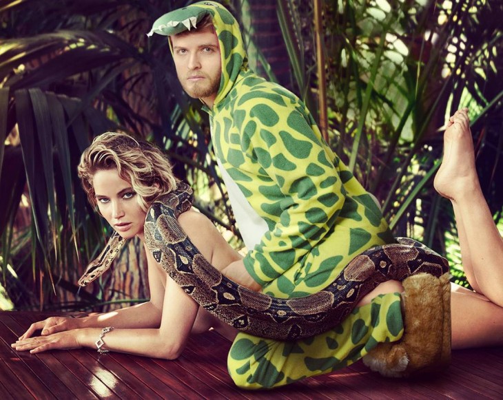  imagen photoshopeada de un chico vestido de dinosaurio junto a Jeniffer Lawrence 