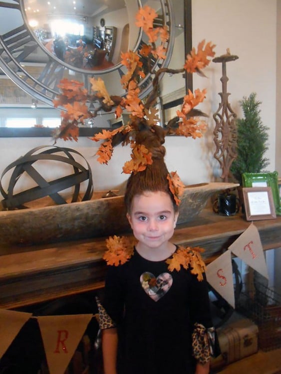 niña peinada de árbol con las hojas secas de otoño 